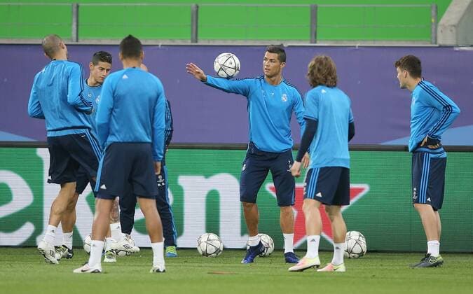 7 Cristiano Ronaldo (Real Madrid) jongliert mit dem Ball