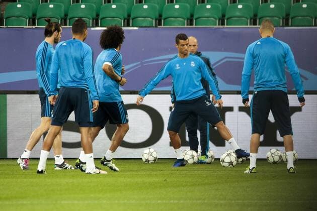 Fußball, UEFA Champions League, Pressekonferenz und Abschlusstraining VfL Wolfsburg und Real Madrid; Cristiano Ronaldo (Real Madrid) am Ball. xtgx