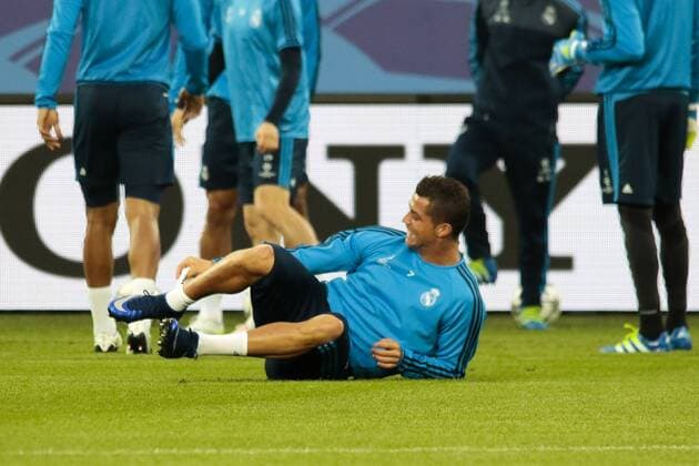 Fußball, UEFA Champions League, Pressekonferenz und Abschlusstraining VfL Wolfsburg und Real Madrid; Cristiano Ronaldo (Real Madrid) Verletzt, am Boden, behandelt, injury, injured, hurt. xtgx