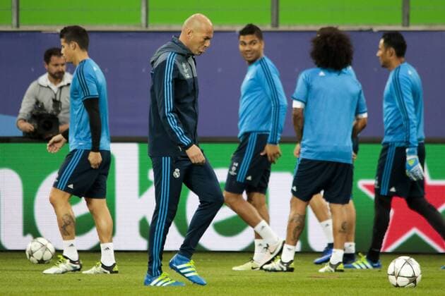Fußball, UEFA Champions League, Pressekonferenz und Abschlusstraining VfL Wolfsburg und Real Madrid; Zinedine Zidane (Trainer Real Madrid) enttäuscht, frustriert, niedergeschlagen Enttäuschung, Frust, disappointed. xtgx