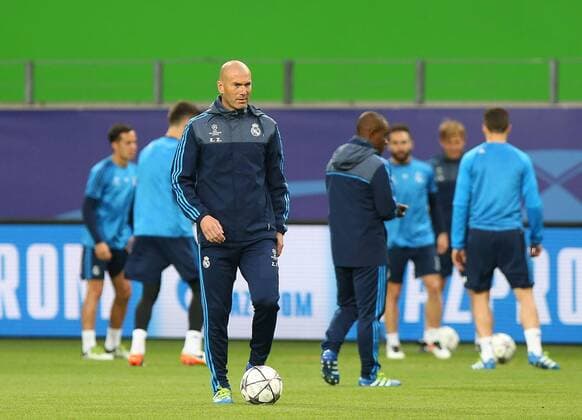 Wolfsburg VfL vs Real Madrid, CL Vorberichte Wolfsburg, Deutschland. 05.04.2016, FUßBALL - VfL Wolfsburg vs Real Madrid C.F. , Champions League, Training, Viertelfinale, Saison 2015-2016, Volkswagen Arena. Bild zeigt: Cheftrainer Zinedine Zidane (Real Madrid)