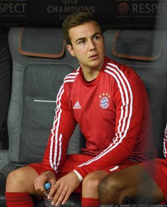 FUSSBALL CHAMPIONS LEAGUE SAISON 2015 2016 VIERTELFINALE HINSPIEL FC Bayern Muenchen - Benfica Lissabon 05.04.2016 Mario Goetze (FC Bayern Muenchen) nimmt schon mal seinen Platz auf der Bank ein 