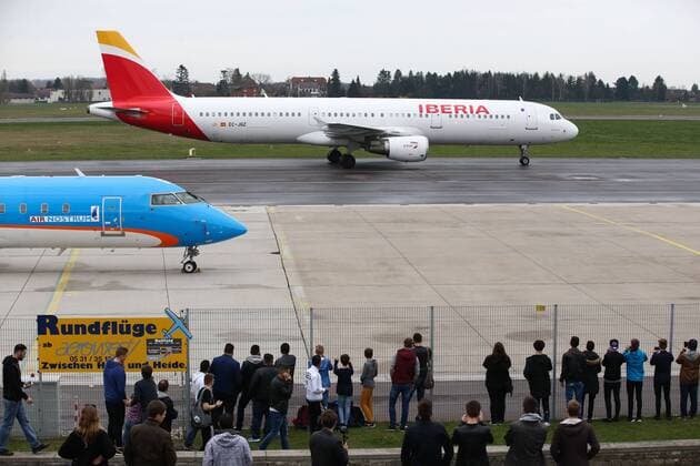 Teamflugzeug kommt an - Champions League Viertelfinale Saison 2015-2016 Ankunft am Flughafen in Braunschweig zum Spiel gegen den VfL Wolfsburg - Deutschland, Fussball, Mann,Männer,05.04.2016