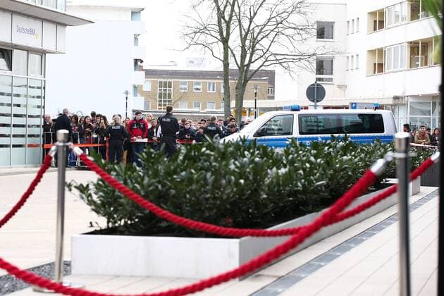 Polizei sperrt am Mannschaftshotel ab - Champions League Viertelfinale Saison 2015-2016 Ankunft am Innside Hotel in Wolfsburg zum Spiel gegen den VfL Wolfsburg - Deutschland, Fussball, Mann,Männer,05.04.2016