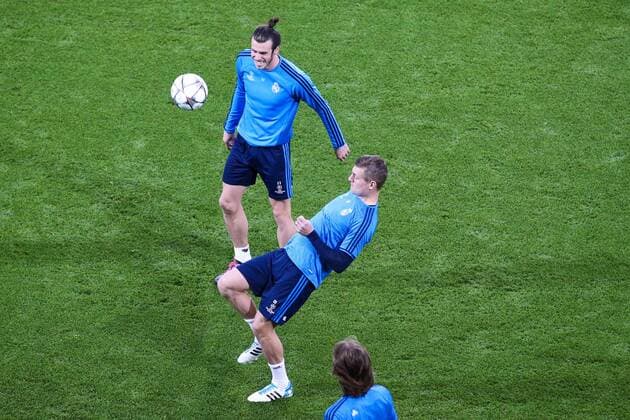 Toni Kroos (re.) gegen Gareth Bale (Real Madrid) - Champions League Viertelfinale Saison 2015-2016 Abschlusstraining und Pressekonferenz Real Madrid in der Volkswagen Arena in Wolfsburg - Deutschland, Fussball, Mann,Männer,05.04.2016