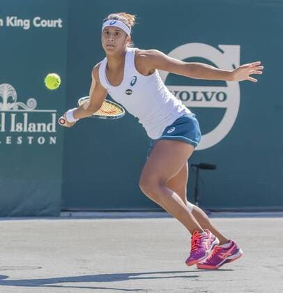 April 5, 2016 - Charleston, SC, U.S. - Charleston, SC - Apr 05, 2016: Bethanie Mattek-Sands (USA) plays against Teliana Pereira during the Volvo Car Open at the Family Circle Tennis Center in Charleston, SC. Tennis 2016: WTA Tennis Damen Volvo Car Open Apr 05 - ZUMAa55_
