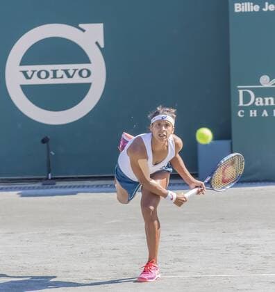 April 5, 2016 - Charleston, SC, U.S. - Charleston, SC - Apr 05, 2016: Bethanie Mattek-Sands (USA) plays against Teliana Pereira during the Volvo Car Open at the Family Circle Tennis Center in Charleston, SC. Tennis 2016: WTA Tennis Damen Volvo Car Open Apr 05 - ZUMAa55_