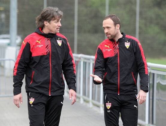 VfB Stuttgart Training Deutschland, Stuttgart, 05.04.2016, 1. Fussball-Bundesliga, Saison 2015 2016, VfB Stuttgart Training: v.l. Walter Thomae (Trainer VfB Stuttgart II), Andreas Hinkel (Co-Trainer VfB Stuttgart II).