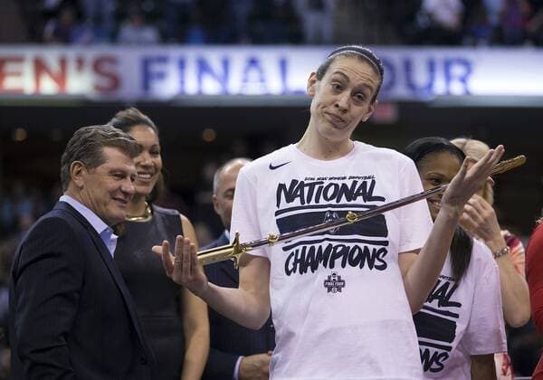 Bilder des Tages - SPORT Basketball, NCAA Damen, Connecticut Huskies gewinnen das NCAA Final4 April 05, 2016: Connecticut forward Breanna Stewart (30) wields sword after NCAA College League USA Basketball game action between the Syracuse Orange and the Connecticut Huskies at Bankers Life Fieldhouse in Indianapolis, Indiana. Connecticut defeated Syracuse 82-51. NCAA Womens Basketball 2016: Final Four Championship Syracuse vs Connecticut APR 05 - ZUMAc04_