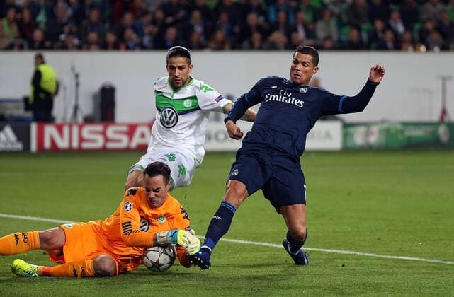 06.04.2016, xovx, Fussball UEFA Champions League, VfL Wolfsburg - Real Madrid, emspor, v.l. Diego Benaglio (VfL Wolfsburg), Ricardo Rodriguez (VfL Wolfsburg), Cristiano Ronaldo (Real Madrid), Aktion.