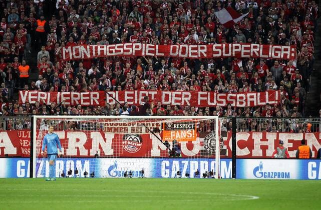 Fussball, Champions League, 2015 2016, Herren, Achtelfinale, Rückspiel, 05.04.2016, FC Bayern München - Benfica Lissabon v.l. Spruchband, Fans, Zuschauer, FC Bayern München, gegen montagspiel und superliga, vorne Manuel Neuer, FC Bayern München,