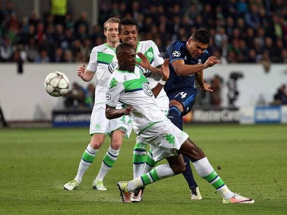 06.04.2016, xovx, Fussball UEFA Champions League, VfL Wolfsburg - Real Madrid, emspor, v.l. Andre Schuerrle (VfL Wolfsburg), Luiz Gustavo (VfL Wolfsburg), wob23, Casemiro (Real Madrid), Aktion.