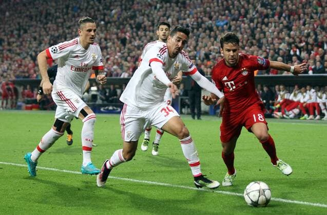 Fussball, Champions League, 2015 2016, Herren, Viertelfinale, Hinspiel, 05.04.2016, FC Bayern München - Benfica Lissabon 1-0, v.l. Aktion, Zweikampf, Spielszene, action, Ljubomir Fejsa , Benfica Lissabon, AndrŽ Almeida , Benfica Lissabon, Juan Bernat, FC Bayern München,