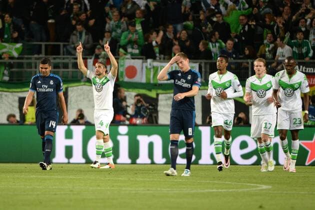 v.li.: CASEMIRO (Real Madrid, 14) Toni KROS (Real Madrid, 8) enttäuscht schauend, Enttäuschung, Frustration, disappointed, pessimistisch, decepcionado, Ricardo RODRIGUEZ (VfL Wolfsburg, 34) Jubel, Torjubel, Torerfolg, celebrate the goal, goal, celebration, Jubel ueber das Tor zum 1:0 durch Ricardo RODRIGUEZ (VfL Wolfsburg, 34), penalty, Foulelfmeter, optimistisch, Action, AktionFussball, UEFA Champions League, VfL Wolfsburg - Real Madrid, xslx