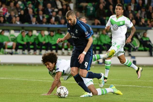 v.li.: DANTE (VfL Wolfsburg, 18) Karim BENZEMA (Real Madrid, 9) im Zweikampf, Duell, duel, duelo, tackle, Dynamik, Action, Aktion, Fussball, UEFA Champions League, VfL Wolfsburg - Real Madrid, xslx