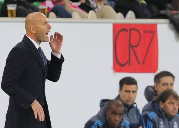 Zinedine ZIDANE, Trainer Real Madrid Emotionen, enttaeuscht, Enttaeuschung, Frust, frustriert, Trauer ,traurig, verzweifelt, Verzweiflung Cristiano RONALDO, Real Madrid 7 VFL WOLFSBURG - REAL MADRID Quarterfinal, Football UEFA Champions League, Wolfsburg, 06.04.2016 CL Saison 2015 2016