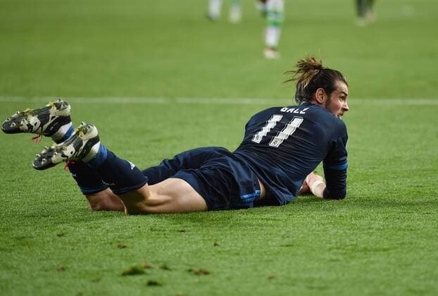 Gareth BALE (Real) enttaeuscht am Boden. Fussball international: UEFA Championsleague, Saison 2015 2016, Viertelfinale Hinspiel: VfL Wolfsburg - Real Madrid in Wolfsburg, Deutschland am 06.04.2016,