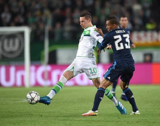 Julian DRAXLER (VfL) gegen DANILO Luiz DA SILVA (Real) Fussball international: UEFA Championsleague, Saison 2015 2016, Viertelfinale Hinspiel: VfL Wolfsburg - Real Madrid in Wolfsburg, Deutschland am 06.04.2016,