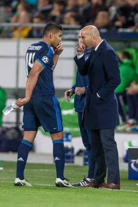 Wolfsburg Trainer Zinedine Zidane (Real Madrid CF) im Gespraech mit Casemiro (Real Madrid CF 14) beim Champions League Viertelfinal Hinspiel zwischen dem VfL Wolfsburg und Real Madrid am 06.04.2016, Copyright: Schuelerx xEibnerx-xPressefoto EP_JSE