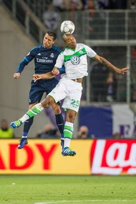 Wolfsburg Naldo (VfL Wolfsburg 25) im Kopfballduell gegen Cristiano Ronaldo (Real Madrid CF 7) beim Champions League Viertelfinal Hinspiel zwischen dem VfL Wolfsburg und Real Madrid am 06.04.2016, Copyright: Schuelerx xEibnerx-xPressefoto EP_JSE