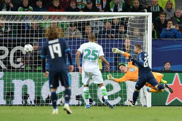 Fußball Champions League Viertelfinale VfL Wolfsburg - Real Madrid am 06.04.2016 in der Volkswagen-Arena in Wolfsburg Diego Benaglio ( Wolfsburg ), hinten rettet gegen Jese ( Madrid ), vorne Foto: Osnapix TT