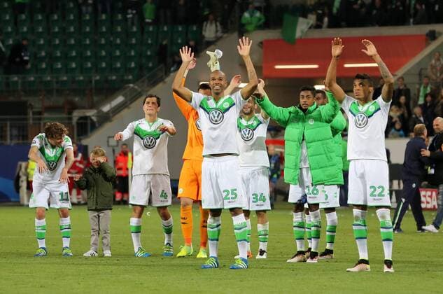 Wolfsburger feiern 2:0 Sieg Freude Emotion jubelnd Jubel nach Spielende Fußball Fussball UEFA Championsleague Herren Viertelfinale Saison 2015 2016 06.04.2016 VfL Wolfsburg vs. Real Madrid