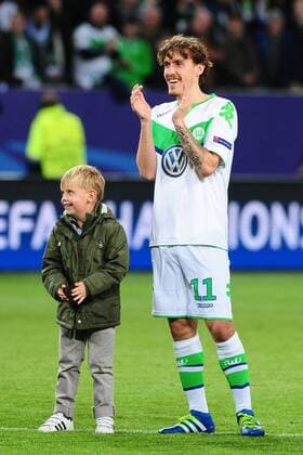 Fussball Champions League Viertelfinale VfL Wolfsburg - Real Madrid am 06.04.2016 in der Volkswagen Arena in Wolfsburg Schlussjubel bei Max Kruse ( Wolfsburg ) und Sohn xPBJPGx