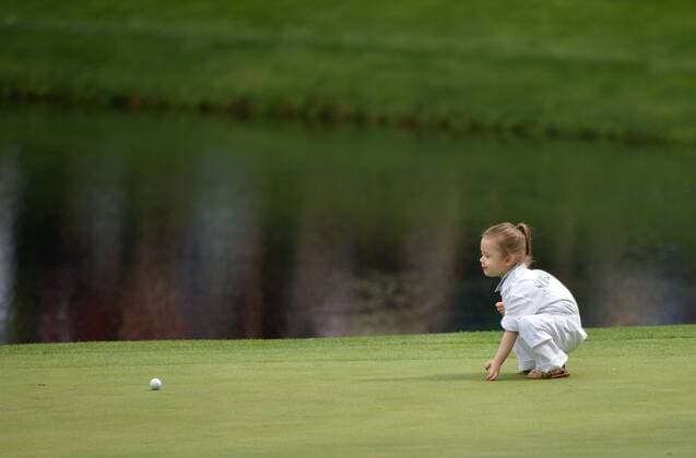 Sammy Schmitz s daughter Aubree, 3, rolls the ball to the hole during the Par Three Contest at the 2016 Masters Tournament at Augusta National in Augusta, Georgia on April 6, 2016.  AUG20160406366 KEVINxDIETSCH