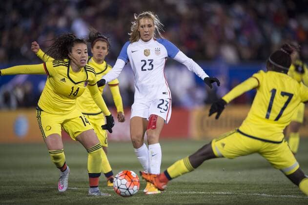 April 6, 2016 - East Hartford, Connecticut, U.S - United States of America midfielder ALLIE LONG (23) dribbles through Colombia defender NATALY ARIAS (14) and Colombia defender LEIDY ASPRILLA (17) during 2nd half play at Pratt & Whitney Stadium in East Hartford, CT Soccer 2016 - International Friendly Länderspiel U.S. Women s national team Nationalteam vs. Colombia 7-0. - ZUMAs192
