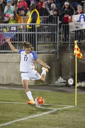 East Hartford, Connecticut, U.S - United States of America midfielder TOBIN HEATH (17) takes a corner kick in the 2nd half at Pratt & Whitney Stadium in East Hartford, CT Soccer 2016 - International Friendly Länderspiel U.S. Women s national team Nationalteam vs. Colombia 7-0. - ZUMAs192