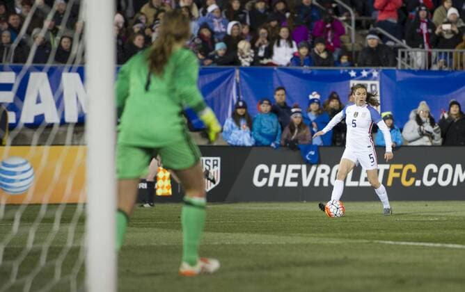 East Hartford, Connecticut, U.S - United States of America defender KELLEY O HARA (5) looks for an open player in the middle while Colombia goalkeeper CATALINA PEREZ (1) looks on. Soccer 2016 - International Friendly Länderspiel U.S. Women s national team Nationalteam vs. Colombia 7-0. - ZUMAs192