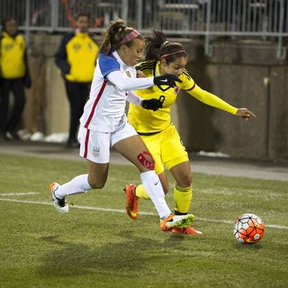 April 6, 2016 - East Hartford, Connecticut, U.S - United States of America forward MALLORY PUGH (2) (left) defends against Colombia defender ORIANICA VELASQUEZ (9) in the first half at Pratt & Whitney Stadium in East Hartford, CT Soccer 2016 - International Friendly Länderspiel U.S. Women s national team Nationalteam vs. Colombia 7-0. - ZUMAs192