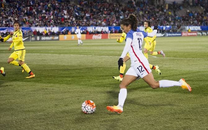 East Hartford, Connecticut, U.S - United States of America forward CHRISTEN PRESS (12) crosses the ball in the 2nd half at Pratt & Whitney Stadium in East Hartford, CT Soccer 2016 - International Friendly Länderspiel U.S. Women s national team Nationalteam vs. Colombia 7-0. - ZUMAs192