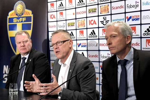 160407 Jan Andersson wird nach der EM 2016 Schweden s neuer Nationaltrainer - PK in Stockholm. Till vänster Svenska Fotbollsförbundets ordförande Karl-Erik Nilsson och till höger Svenska Fotbollsförbundets generalsekreterare Hakan Sjöstrand.  Copyright: JOELxMARKLUND BB160407JM020