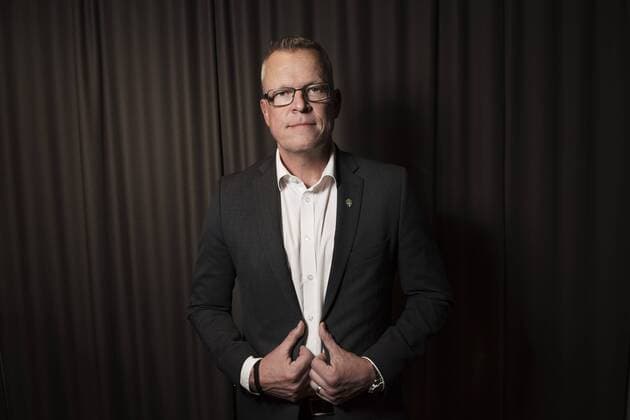 160407 Jan Andersson poserar för ett porträtt efter att ha presenterats som ny förbundskapten för Sveriges fotbollslandslag under en presskonferens anordnad av Svenska Fotbollförbundet den 7 april 2016 i Stockholm.  Copyright: JOELxMARKLUND BB160407JM023