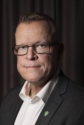 160407 Jan Andersson poserar för ett porträtt efter att ha presenterats som ny förbundskapten för Sveriges fotbollslandslag under en presskonferens anordnad av Svenska Fotbollförbundet den 7 april 2016 i Stockholm.  Copyright: JOELxMARKLUND BB160407JM025