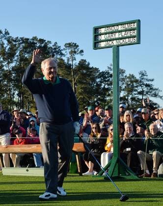 Honorary starter Jack Nicklaus waves while standing on the tee box at the start of the 2016 Masters Tournament at Augusta National in Augusta, Georgia on April 7, 2016.  AUG20160407103 KEVINxDIETSCH