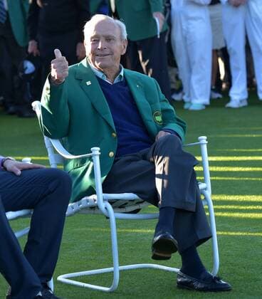 Honorary starter Ar­nold Pal­mer gives a thumbs up sitting at the first tee box at the 2016 Masters Tournament at Augusta National in Augusta, Georgia on April 7, 2016.  MAS20160407115 KEVINxDIETSCH