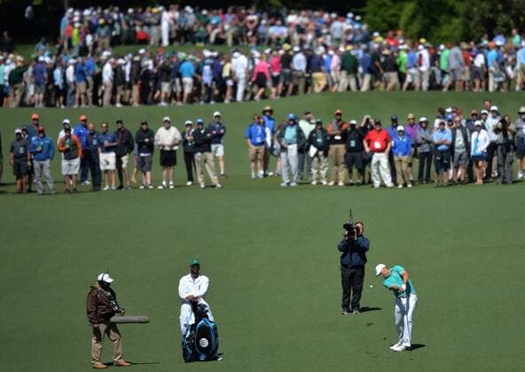 Clouds of people watch Jordan Spieth hits his approach shot to the 7th hole in the first round of the 2016 Masters Tournament at Augusta National in Augusta, Georgia on April 7, 2016.  MAS20160407161 KEVINxDIETSCH