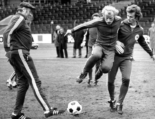 Training der deutschen Nationalmannschaft, v.li.: Bundestrainer Helmut Schön, Berti Vogts und Rainer Bonhof