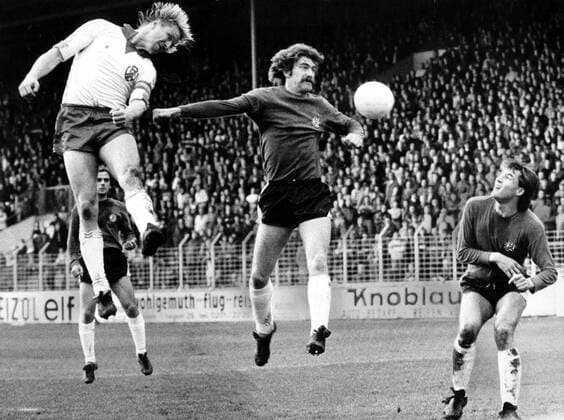 Rot-Weiss Essen - 1. FC Bocholt, v.li.: Horst Hrubesch (Essen), Wolfgang Keuken, Lutz Philipp (beide Bocholt)