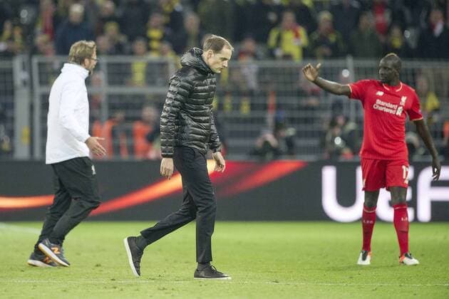 Trainer Thomas TUCHEL (DO)(Mi.) geht nach dem Schlusspfiff niedergeschlagen ueber den Platz; im Hintergrund freut sich Trainer Juergen KLOPP (Jürgen) mit seinem Spieler Mamadou SAKHO (LIV, r.); Fussball Europa League, Viertelfinale Hinspiel, Borussia Dortmund (DO) - Liverpool (LIV) 1:1, am 07.04.2016 in Dortmund Deutschland. Â