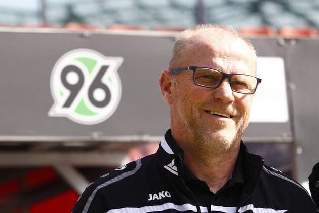 02.04.2016, HDI-Arena, Hannover, Ligaspiel, 1. Liga, Hannover 96 vs Hamburger SV, im Bild Thomas Schaaf (Trainer, Hannover 96) Hannover 96 vs Hamburger SV