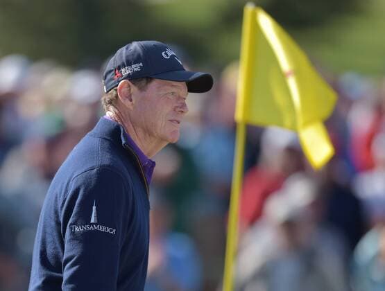 Tom Watson reacts to the crowds ovation as he walks on the 18th green in the second round of the 2016 Masters Tournament at Augusta National in Augusta, Georgia on April 8, 2016. Tom Watson missed the cut with a score of 8 over par in his last ever Masters.  MAS20160408164 KEVINxDIETSCH