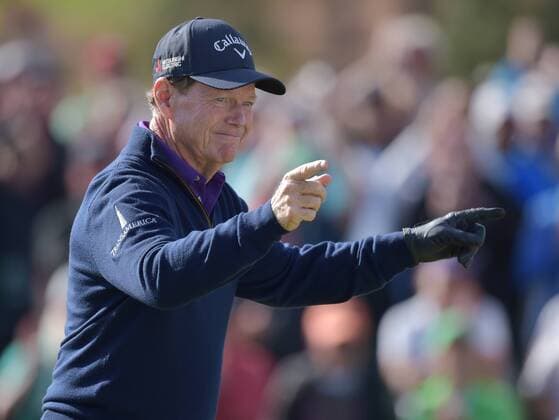 Tom Watson reacts to the crowds ovation as he walks on the 18th green in the second round of the 2016 Masters Tournament at Augusta National in Augusta, Georgia on April 8, 2016. Tom Watson missed the cut with a score of 8 over par in his last ever Masters.  MAS20160408165 KEVINxDIETSCH