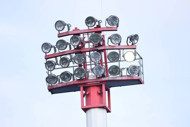 Fußball, Stadiongeschichte Rot Weiß Ahlen Fußball Regionalliga West 33. Spieltag Rot Weiss Ahlen - Rot-Weiss Essen am 08.04.2016 im Wersestadion in Ahlen Flutlichtmast Lampen Foto: Osnapix TT