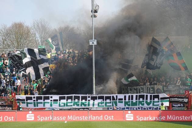 Fußball 3. Liga 33. Spieltag SC Preußen Münster - Energie Cottbus am 09.04.2016 im Preußenstadion in Münster Feuer, Rauch, Bengalo, Bengalos, bengalisches Feuer, zünden Feuerwerk, Rauchbombe. Fans aus Münster zünden Rauchbomben. Foto: osnapix mt