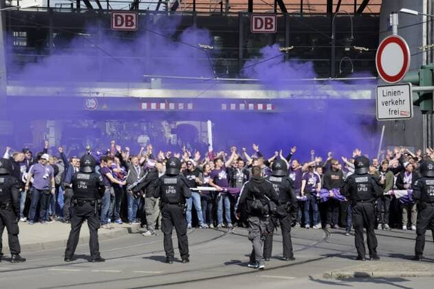 Fußball 3. Liga 33. Spieltag Rot Weiss Erfurt - VfL Osnabrück am 02.04.2016 im Steigerwaldstadion in Erfurt Osnabrücker Fans ziehen vom Hauptbahnhof zum Stadion und zünden Rauch. Foto: osnapix FF