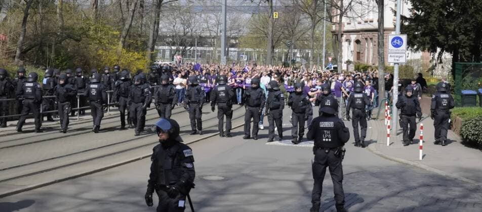 Fußball 3. Liga 33. Spieltag Rot Weiss Erfurt - VfL Osnabrück am 02.04.2016 im Steigerwaldstadion in Erfurt Osnabrücker Fans ziehen vom Hauptbahnhof zum Stadion. Foto: osnapix FF