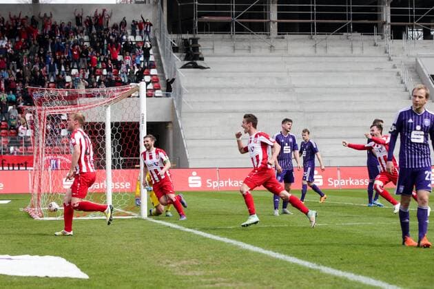 Erfurt, 090416 , FC Rot Weiß Erfurt spielt im Steigerwaldstadion gegen den VFL Osnabrück, die Erfurter Fans dürfen das erste mal auf die neue Nordtribüne im Bild: Totjubel nach dem Ausgleich von Jens Möckel ( Erfurt ) zum 1:1